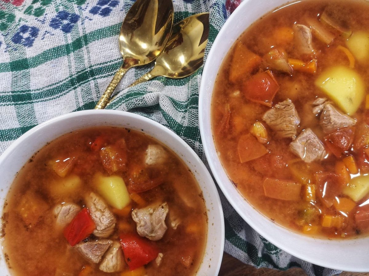 Rudeniška daržovių sriuba su mėsa